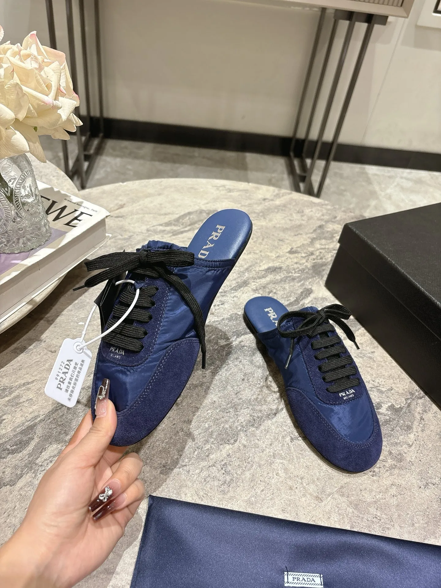 👟👟Ex-factory price 502👟👟 Prada Prada spring and summer show thin-soled moral training shoes for women. The 25ss show style item with the highest export rate. The suede upper has a texture, and the inner sheepskin is wrapped. It is soft and waxy. The insole is thickened with lambskin. It is extremely comfortable to step on, has a sense of support, and feels well wrapped. The shoe shape is full of wrapping, light, easy to wear and practical, a casual shoe, original molded rubber outsole Size: 35-39 (40 41 customized, non-refundable)